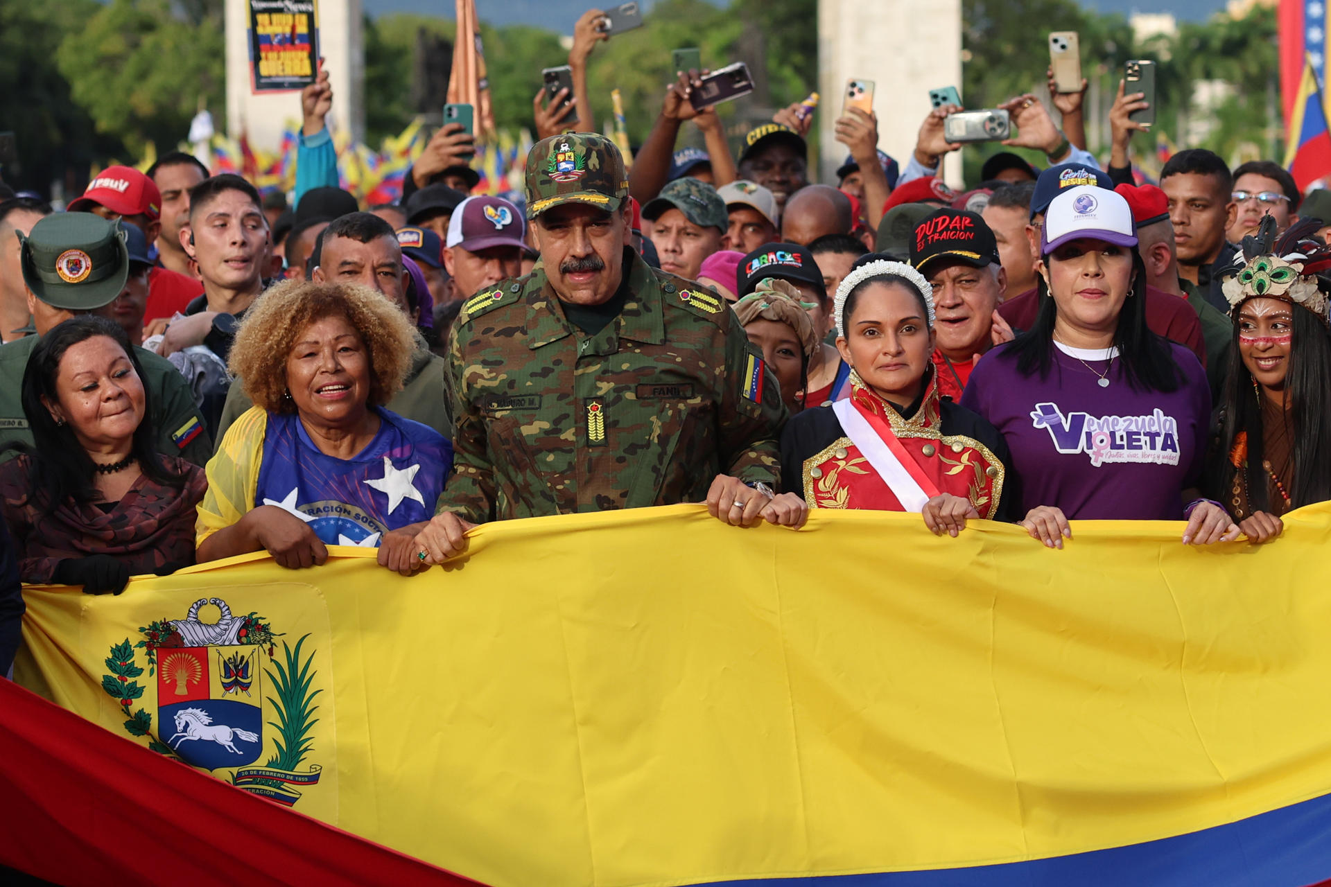Maduro saca la espada de Simón Bolívar para desafiar a EE. UU. en medio de marcha chavista