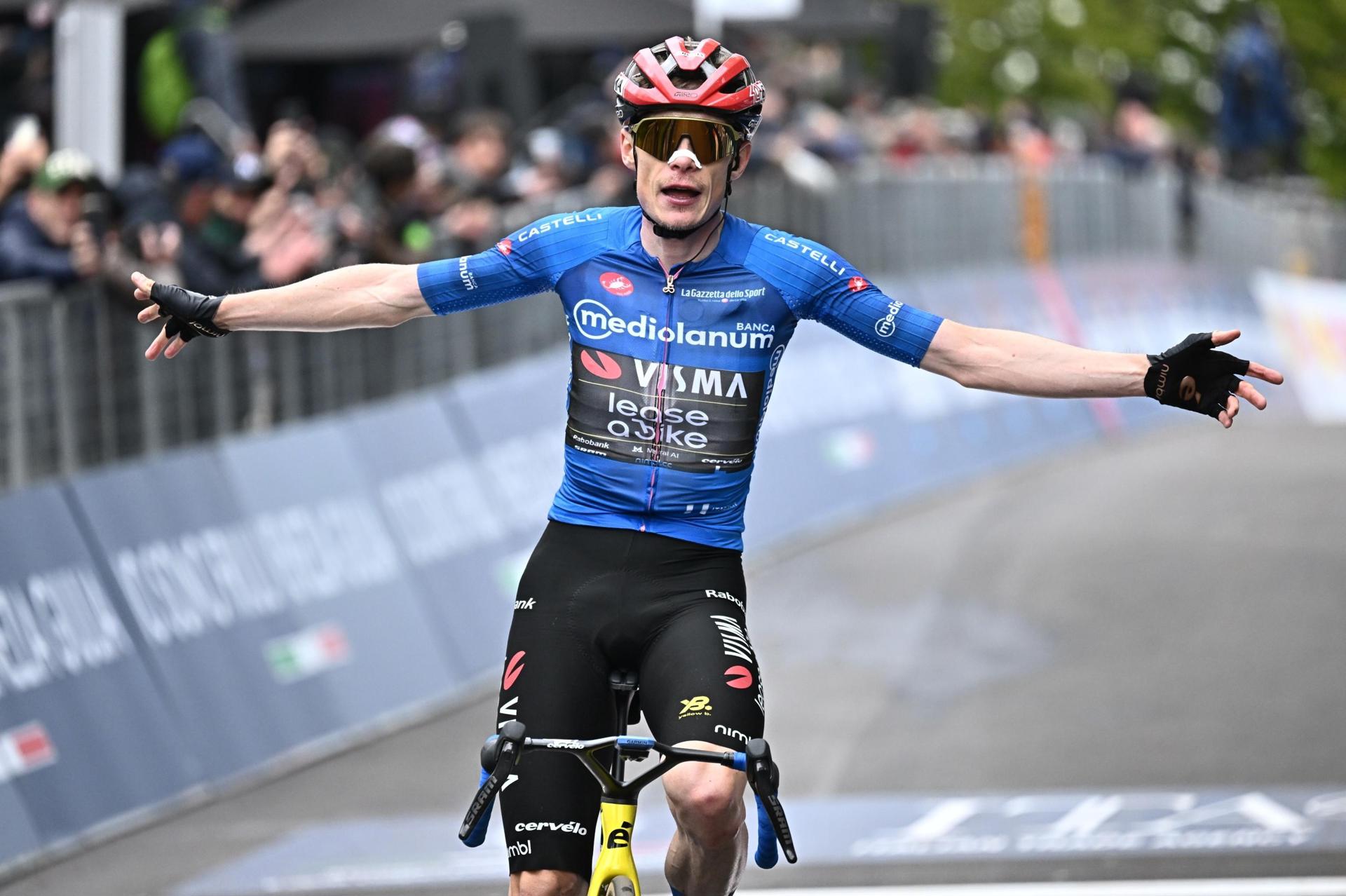 CERVIA (Italy), 17/05/2026.- Danish rider Jonas Vingegaard of Team Visma-Lease A Bike wearing the best climber's blue jersey to crosses the finish line to win the 9th stage of the 109th Giro d'Italia cycling race over 184km from Cervia to Corno alle Scale, Italy, 17 May 2026. (Ciclismo, Italia) EFE/EPA/LUCA ZENNARO