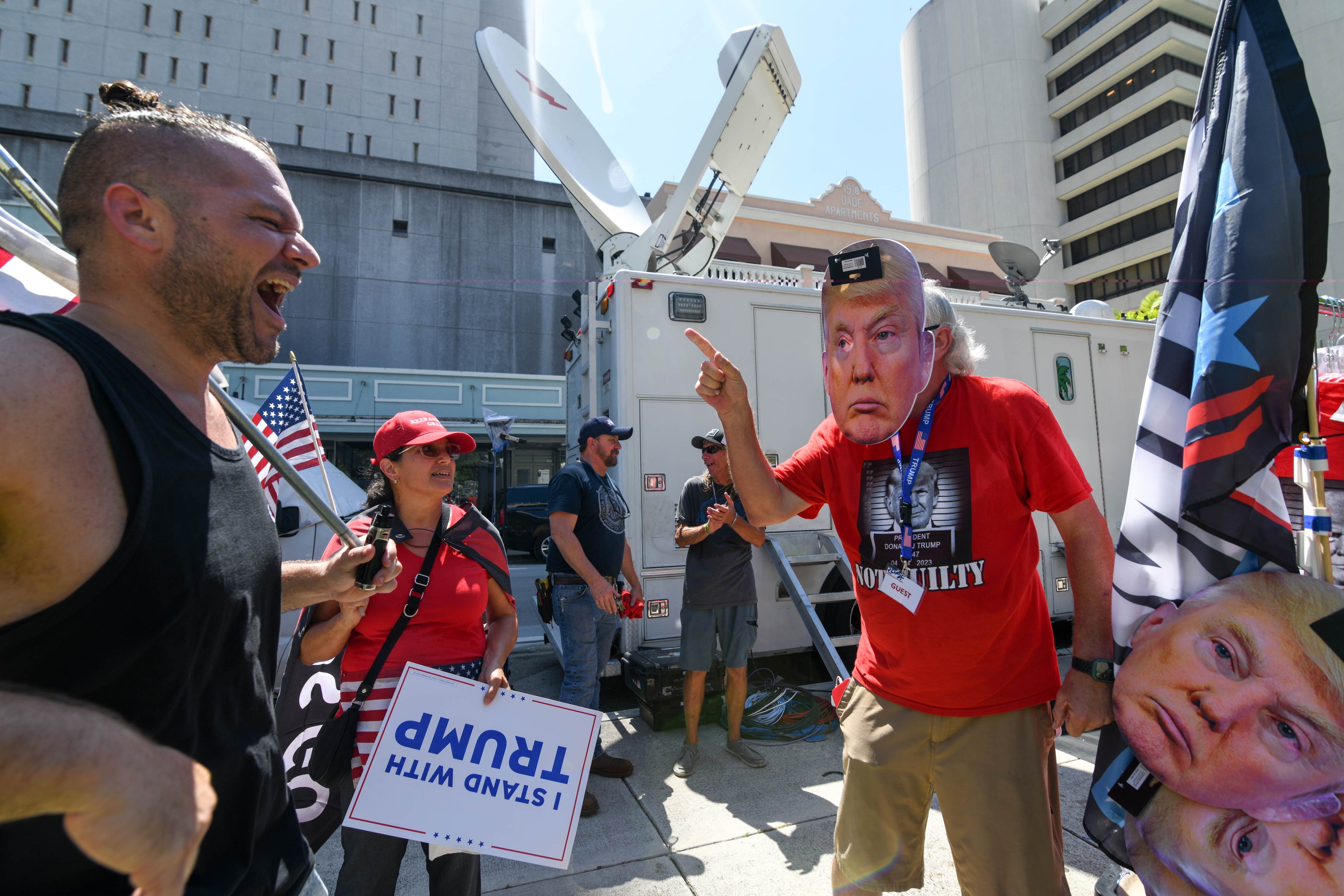 Miami (United States), 13/06/2023.- Trump supporters gather at the Wilkie D. Ferguson United States Courthouse where former President Donald Trump is scheduled to surrender to federal authorities in Miami, Florida, USA, 13 June 2023. Trump is facing multiple federal charges stemming from an US Justice Department investigation led by Special Counsel Jack Smith related to Trump'Äôs alleged mishandling of classified national security documents and is scheduled to turn himself into authorities on 13 June in Miami. (Estados Unidos) EFE/EPA/CHRISTINA MENDENHALL