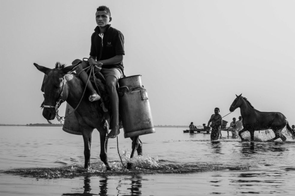 Los jóvenes recogen agua para llevar a sus hogares.