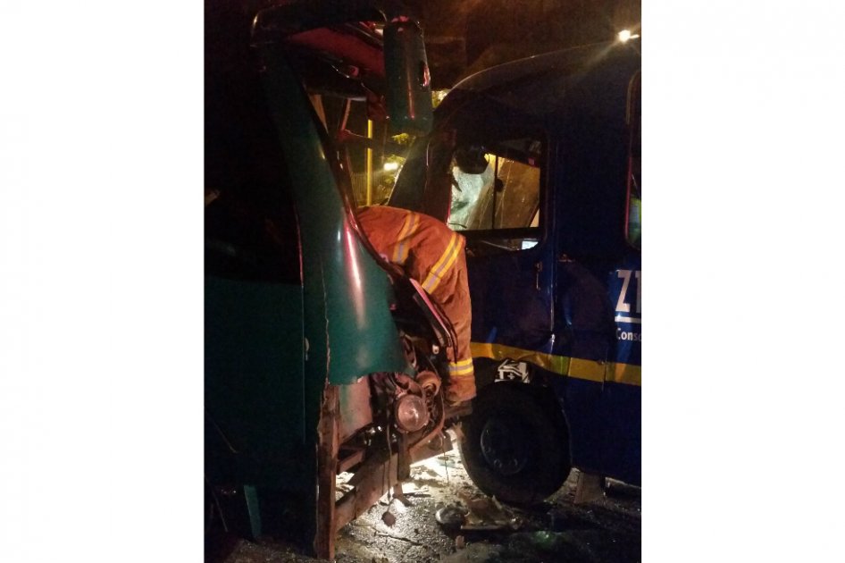 Fuerte accidente entre bus escolar y SITP en vía La Calera