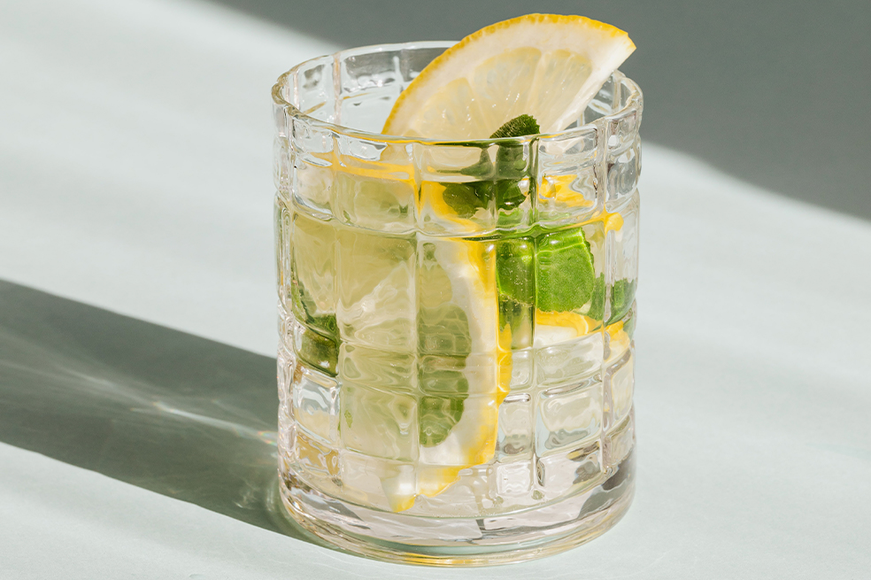 Agua de pepino con limón y menta, perfecta para cualquier hora del día