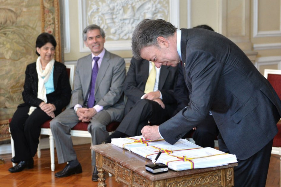 Santos firmó 21 decretos que simplifican casi 10 mil normas dispersas