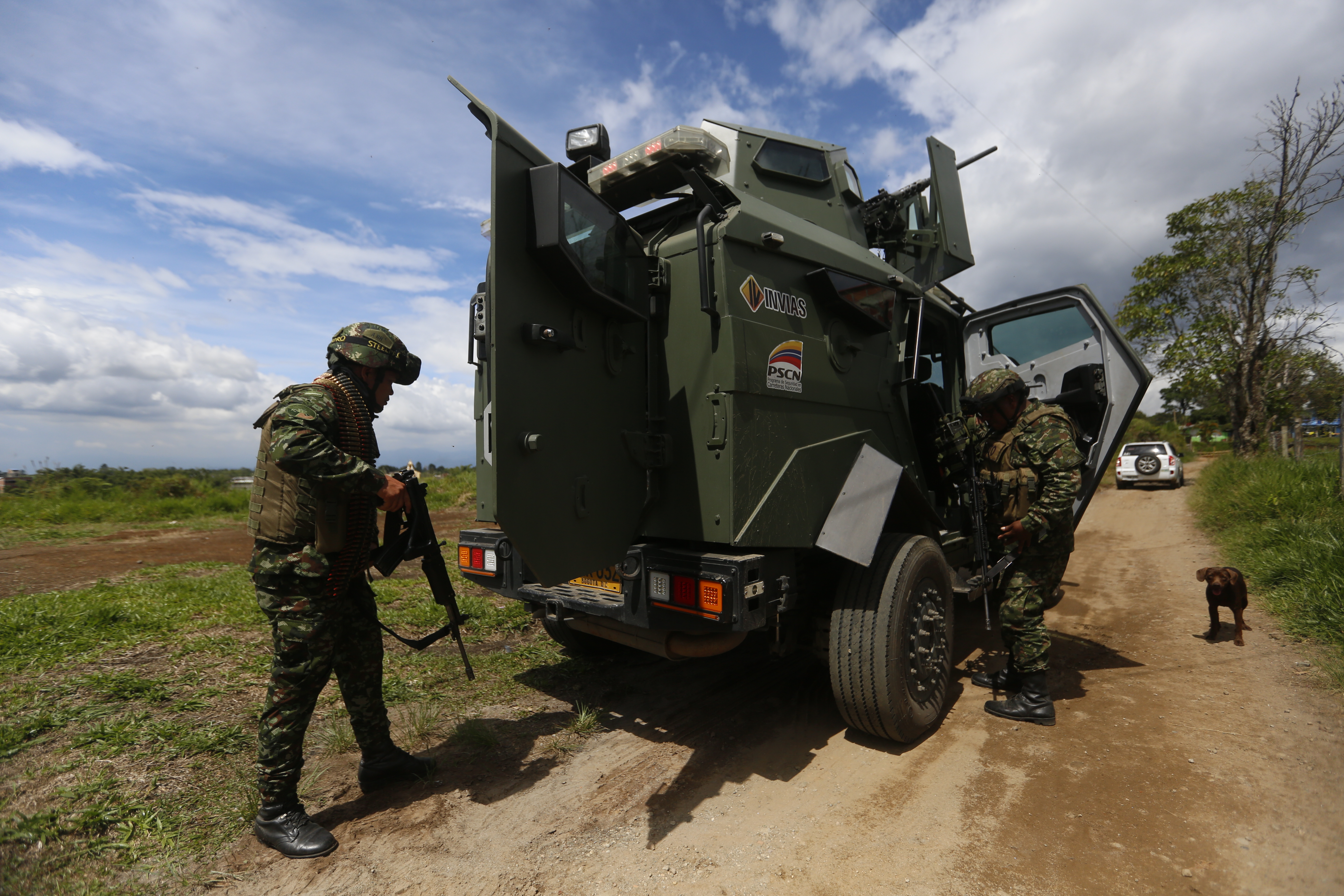 AME7676. MORALES (COLOMBIA), 20/05/2024.- Integrantes del Ejército de Colombia patrullan cerca a la estación de policía que fue hostigada por disidentes de las FARC este lunes, en Morales (Colombia). El número de muertos por los ataques perpetrados este lunes por disidentes de las FARC en el suroeste de Colombia ascendió a cuatro, informó el ministro de Defensa, Iván Velásquez. EFE/ Ernesto Guzmán