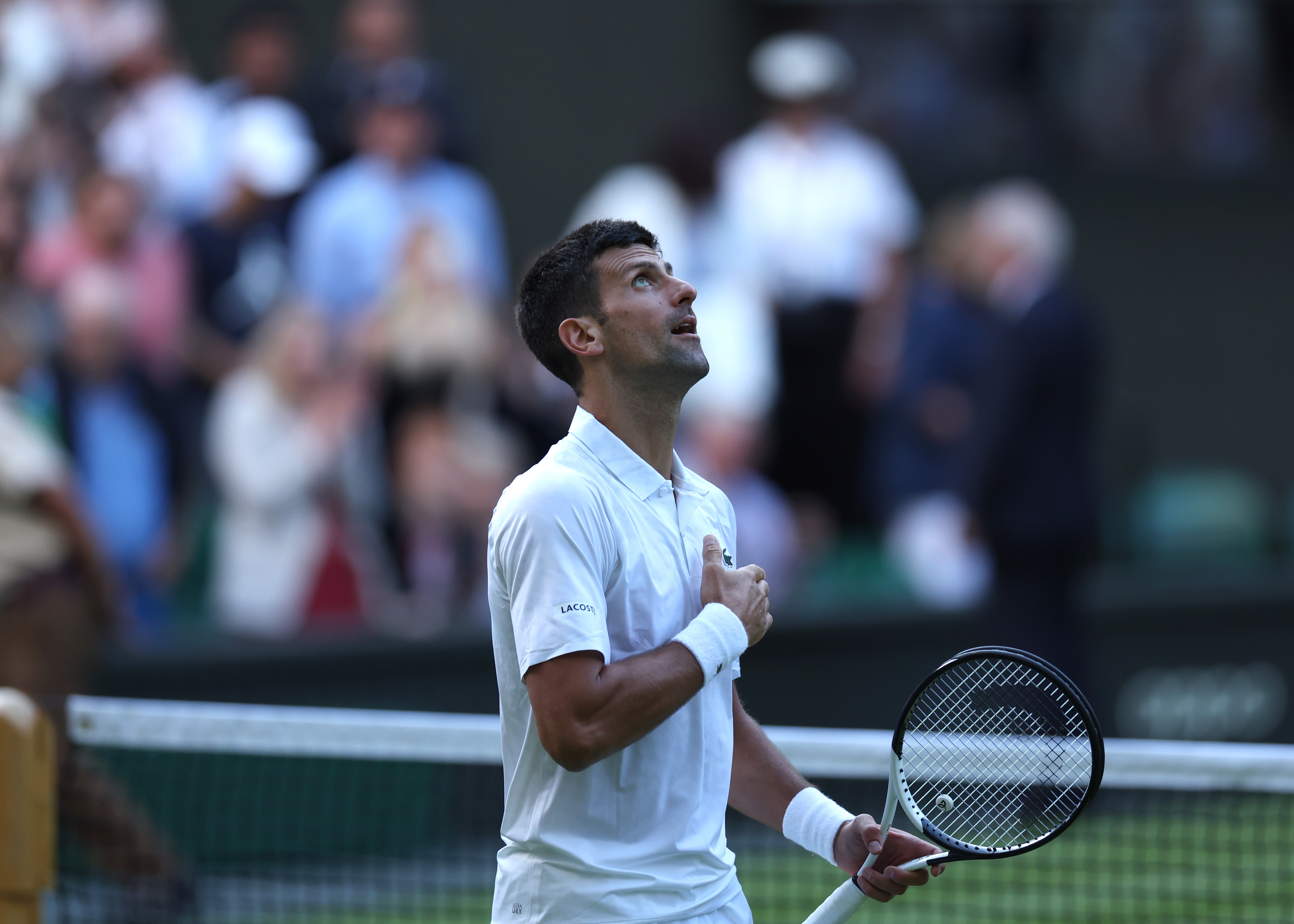 Novak Djokovic ganó y se clasificó a la tercera ronda en Wimbledon