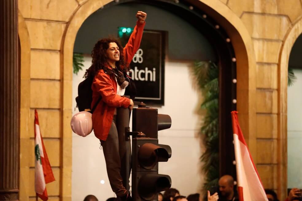Una joven protesta y lanza arengas contra el gobierno libanés en el centro de Beirut, la capital del país.  / AP