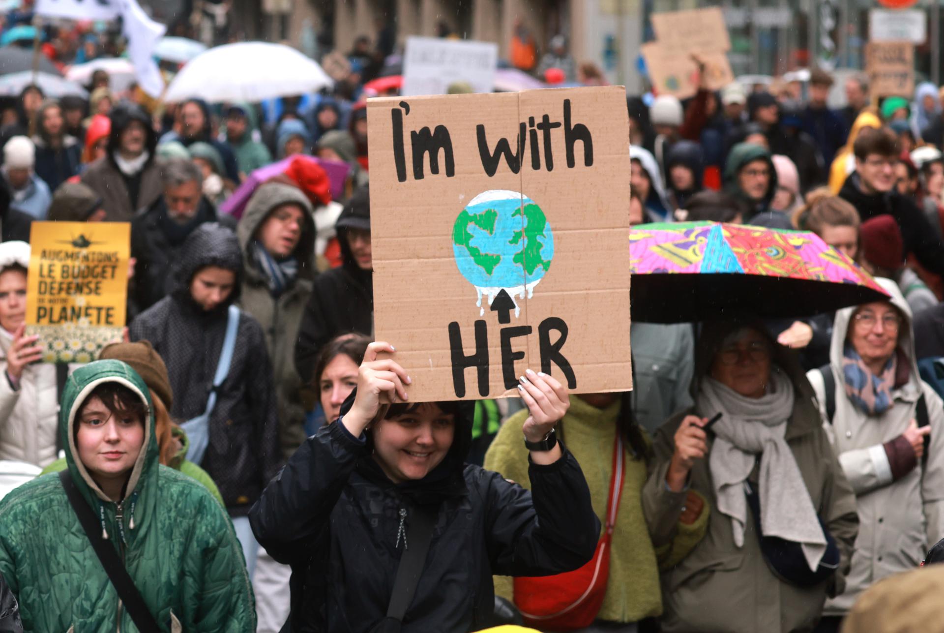 BRUSSELS (Belgium), 05/10/2025.- People take part in the National Climate March 2025 in Brussels, Belgium, 05 October 2025. Thousands participants are expected to join a climate march in Brussels on Sunday, organised by the Climate Coalition ahead of COP30 in Brazil, urging the government to redirect 15 billion euros in fossil fuel subsidies toward green investments. (Bélgica, Brasil, Bruselas) EFE/EPA/OLIVIER HOSLET
