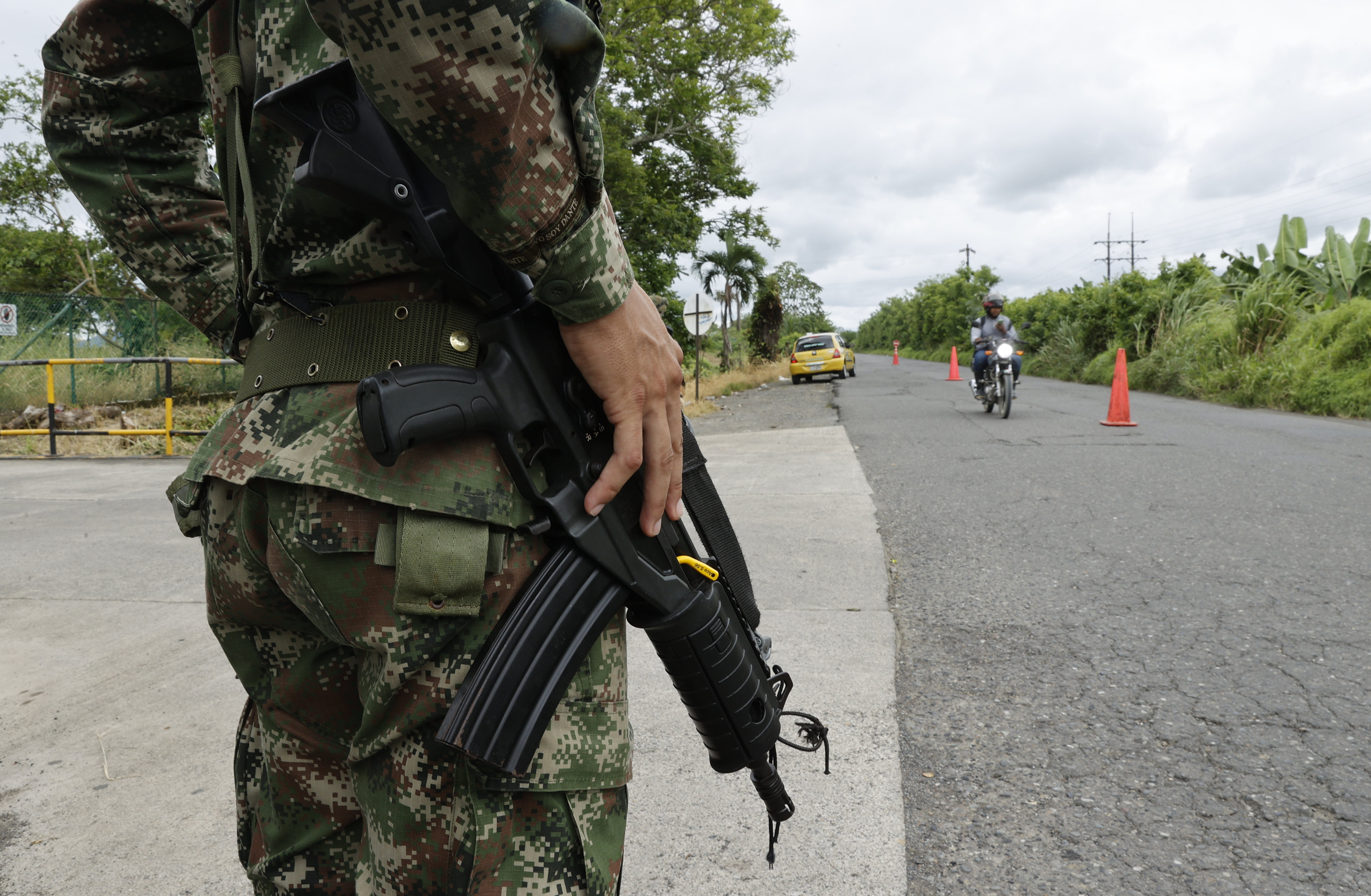Hostigamientos y combates de grupos armados amenazan los ceses al fuego: Indepaz