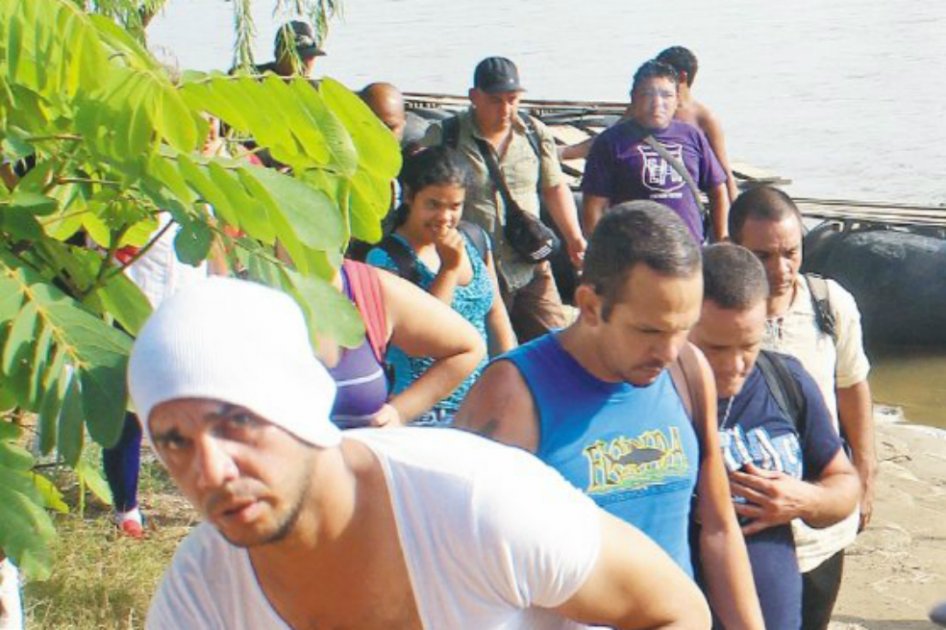 Cubanos cruzan el río Suchiate, en la frontera de México con Guatemala. / EFE 