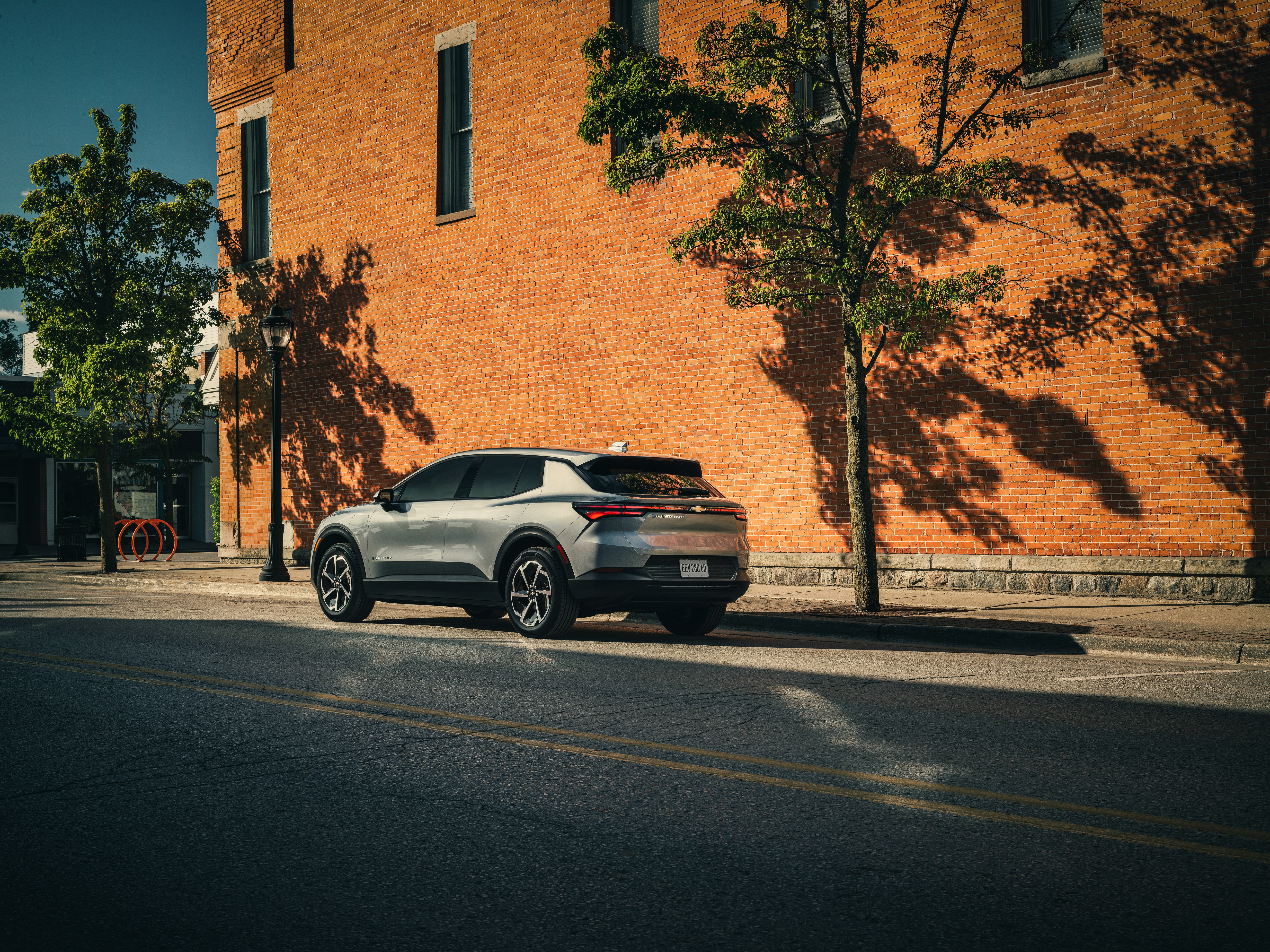 Equinox EV está disponible en colores azul, blanco, negro, rojo y plata (fotos).