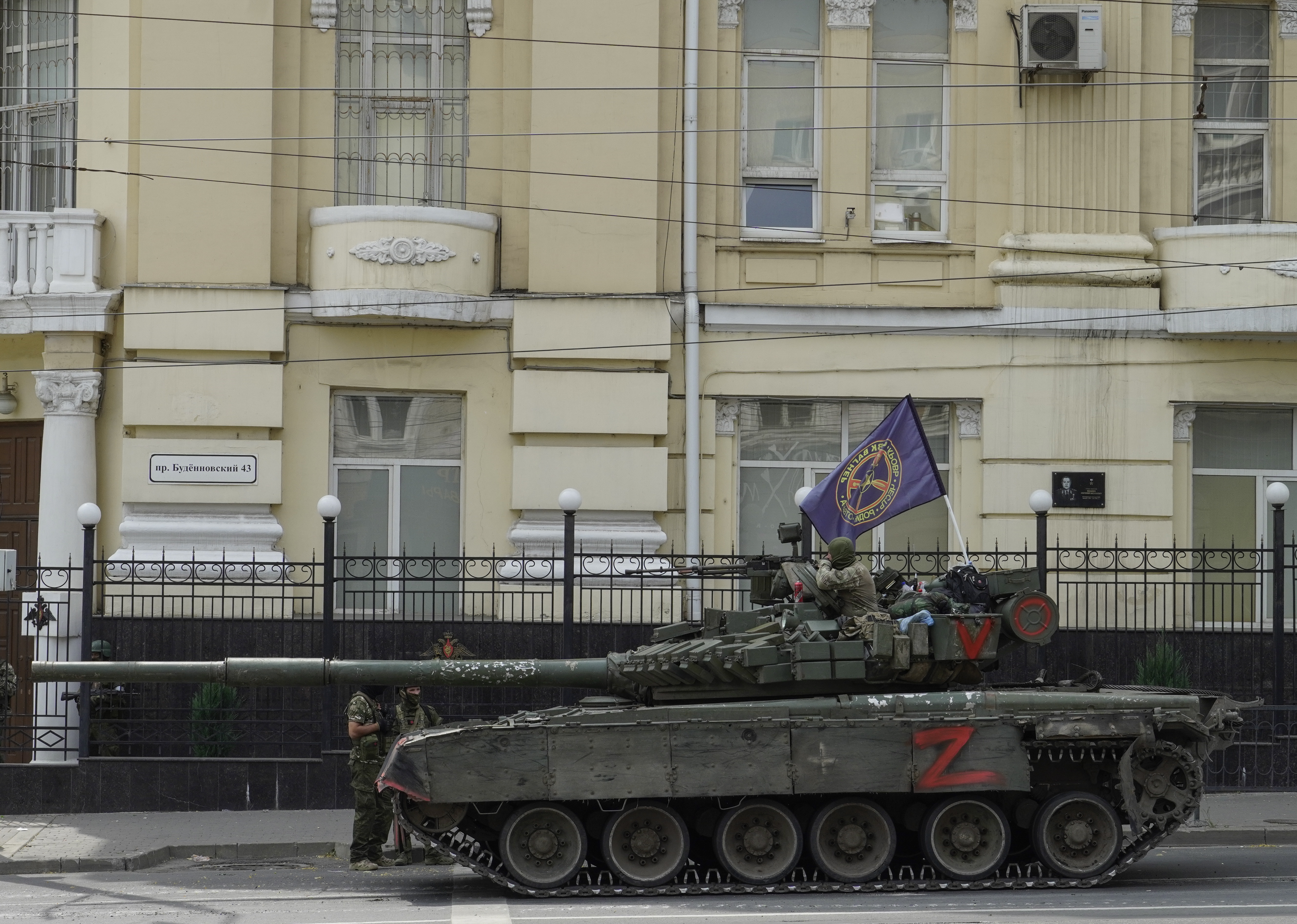 Rostov-on-don (Russian Federation), 23/06/2023.- Servicemen from private military company (PMC) Wagner Group block a street outside the Southern Military District headquarters building with a tank in downtown Rostov-on-Don, southern Russia, 24 June 2023. Security and armoured vehicles were deployed after Wagner Group's chief Yevgeny Prigozhin said in a video that his troops had occupied the building of the headquarters of the Southern Military District, demanding a meeting with Russia'Äôs defense chiefs. (Rusia) EFE/EPA/STRINGER