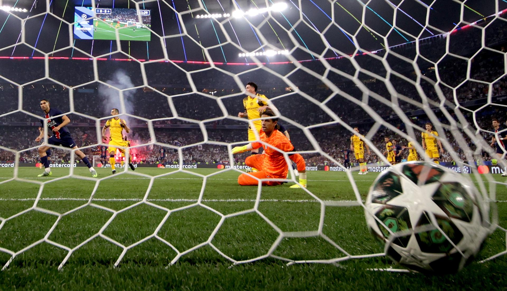 Munich (Germany), 31/05/2025.- Achraf Hakimi (L) of PSG scores the opening goal against Inter goalkeeper Yann Sommer during the UEFA Champions League final between Paris Saint-Germain and Internazionale Milano in Munich, Germany 31 May 2025. (Liga de Campeones, Alemania) EFE/EPA/RONALD WITTEK
