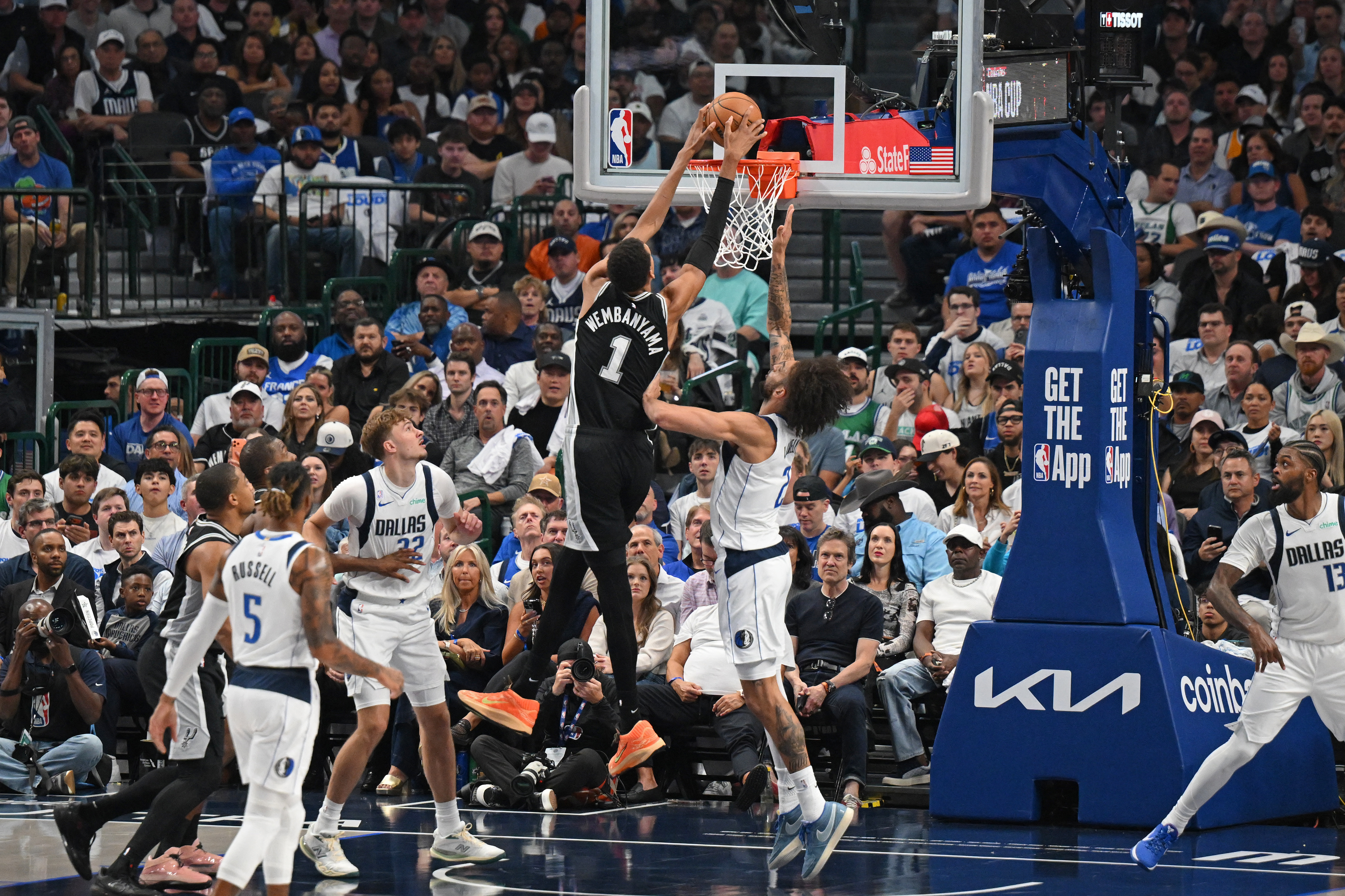 Victor Wembanyama ataca el aro de los Dallas Mavericks.