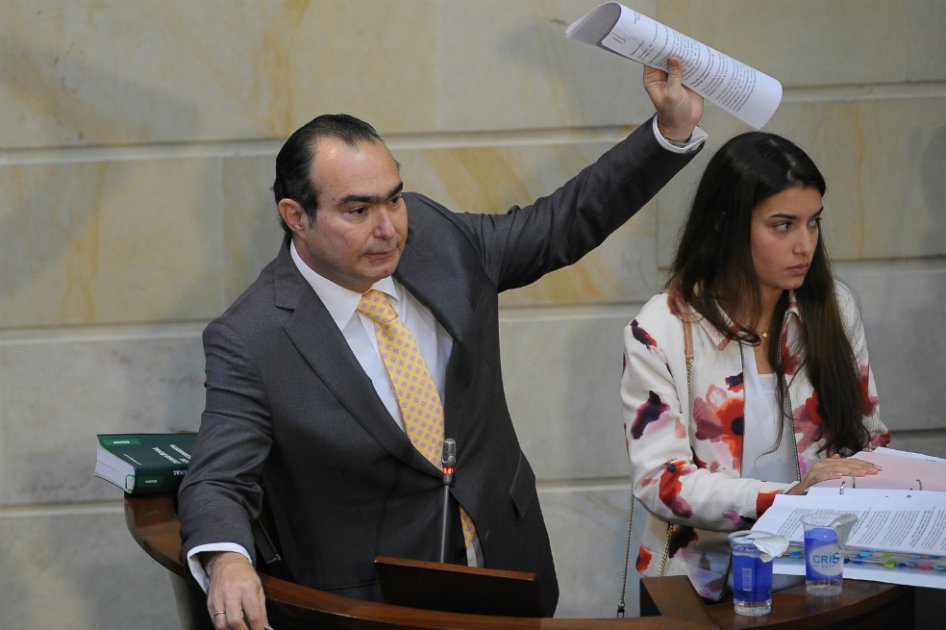 Senado suspendió del cargo a Pretelt y lo dejó en manos de la Corte Suprema