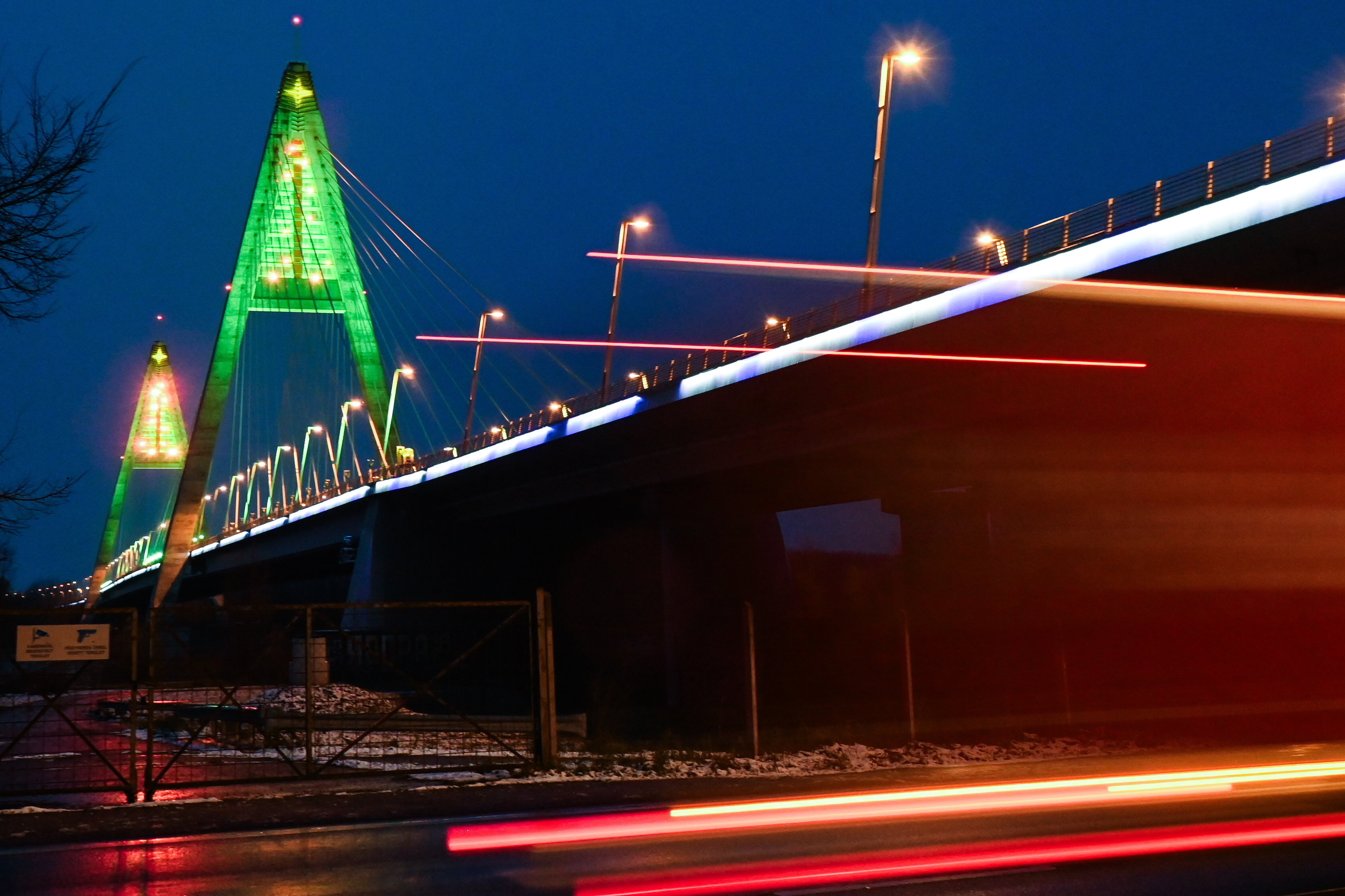 Budapest (Hungary), 23/12/2024.- The festive lighting of the 100-meter-high pylons of the Megyeri Bridge displaying Christmas trees in Budapest, Hungary, 23 December 2024. This is the fourth time that the pylons of the 1862-meter-long bridge, which connects the Ujpest neighborhood with Budakalasz via Szentendre Island, are transformed into Christmas trees with decorative lighting during the holiday season. (100 metros, Hungría) EFE/EPA/ZOLTAN MATHE HUNGARY OUT