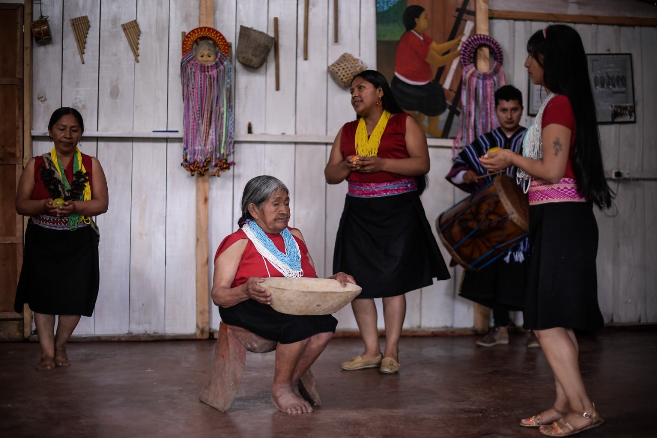 Una de las danzas tradicionales de los Kamëntsa se realiza alrededor de la ofrenda de ciertos productos como una forma de agradecimiento a la madre tierra por proveer y permitir que germinen en el Valle de Sibundoy.