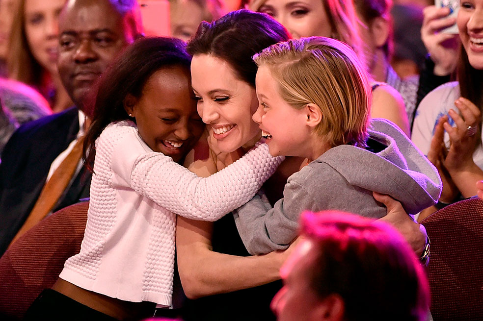Angelina Jolie se divierte con sus hijas en los Kids’ Choice 2015