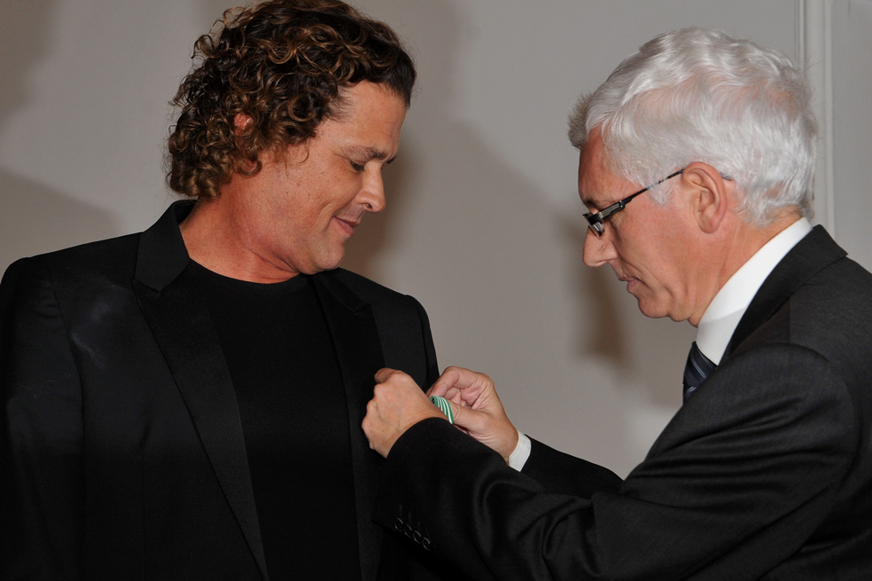 Carlos Vives recibe Orden de las Artes y Letras de Francia