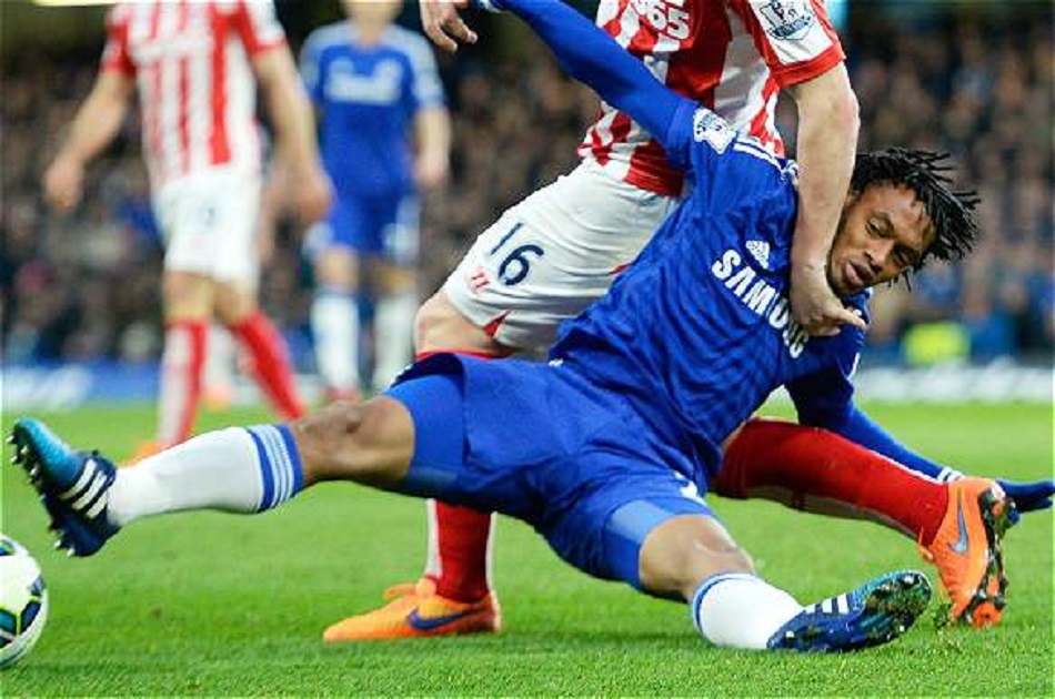 Chelsea, con Cuadrado 27 minutos, venció 2-1 a Stoke y es líder