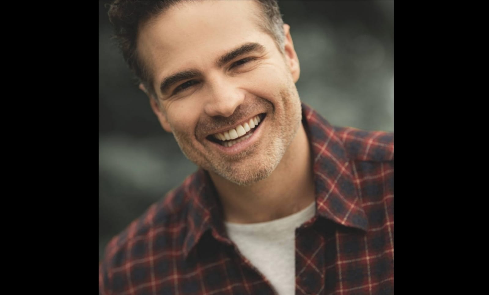 “No me termino de amar”. El actor Roberto Manrique confiesa que es gay.