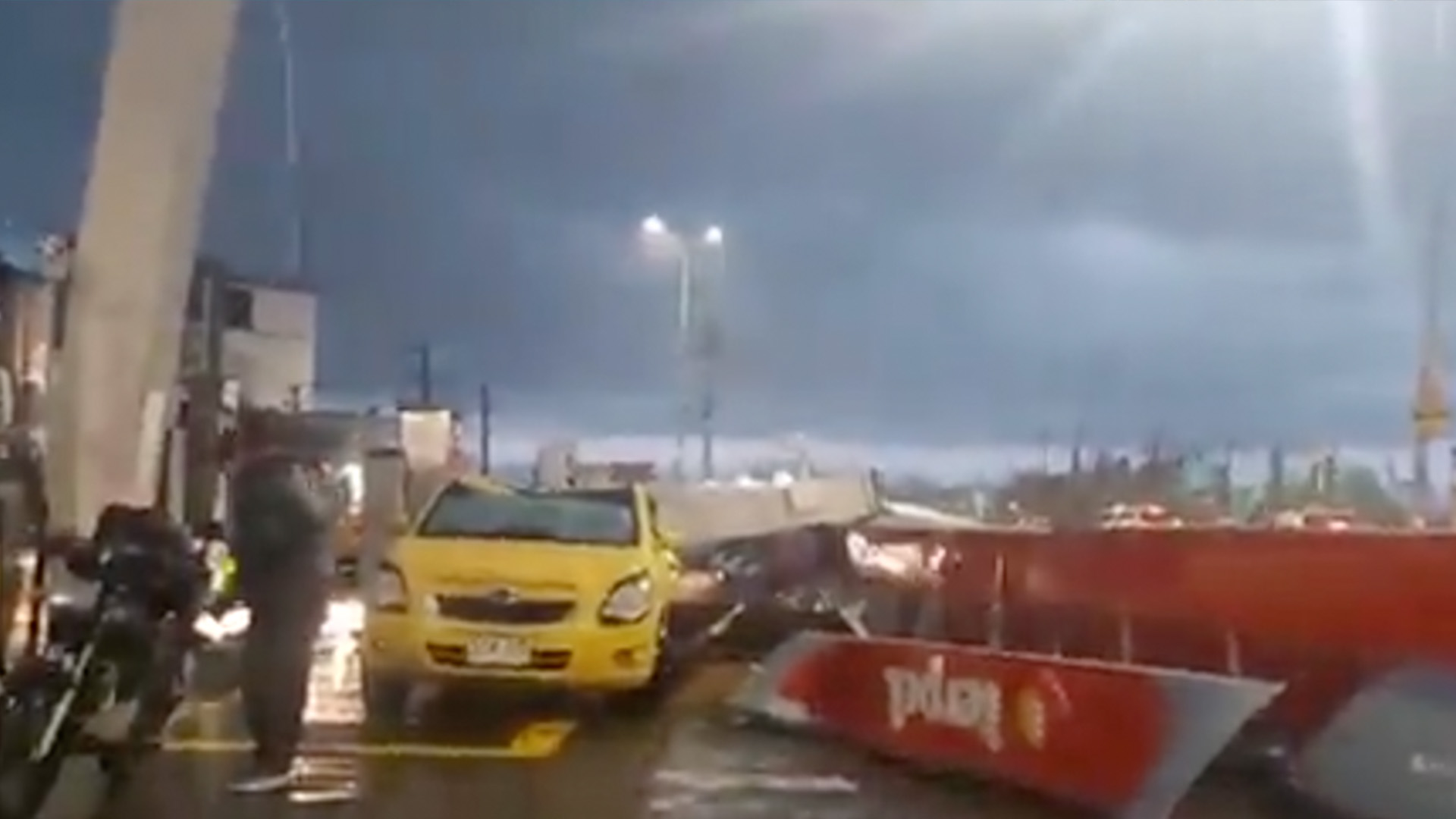 Manizales: vendaval provocó la caída del techo de una estación de servicio