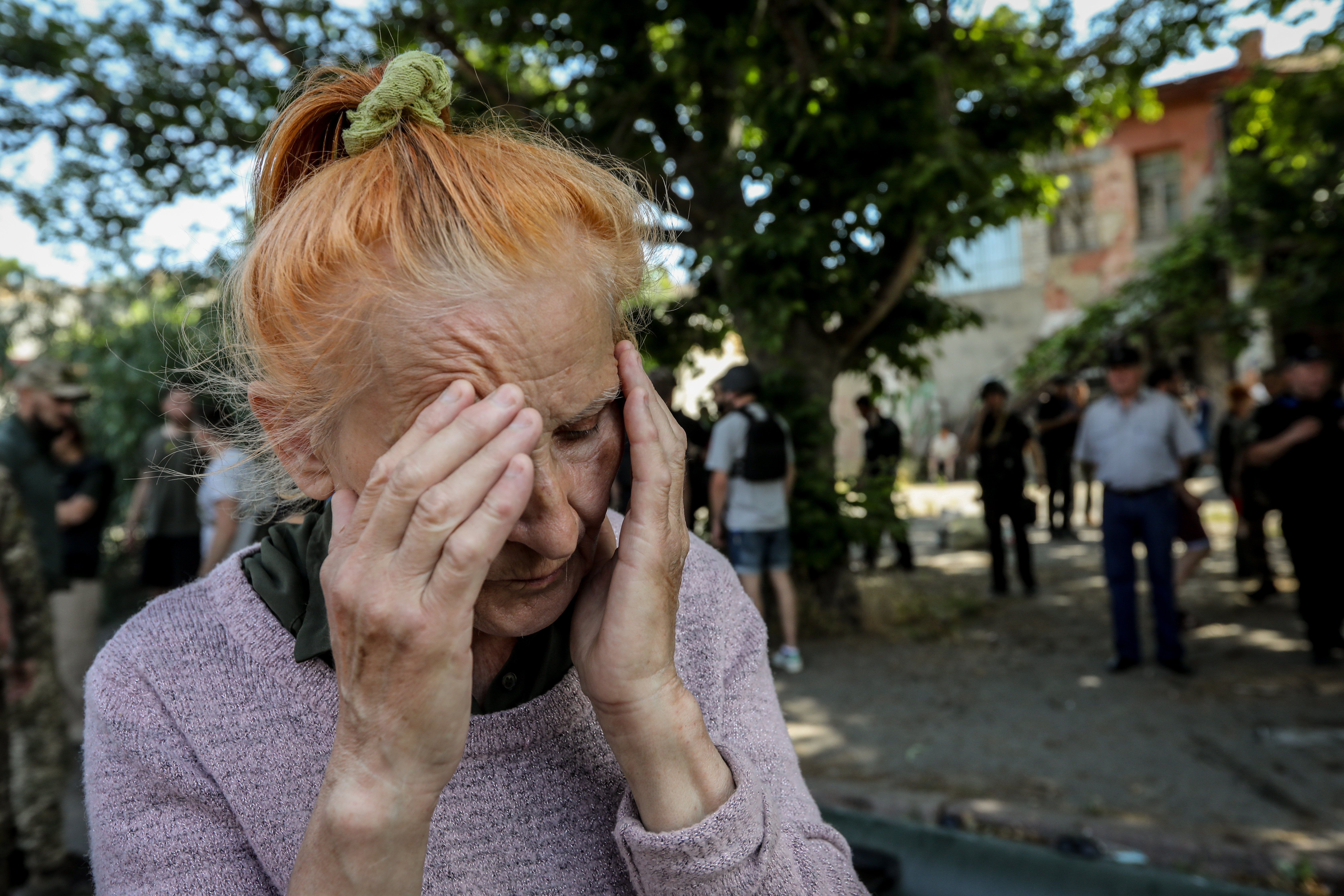 Kherson (Ukraine), 07/06/2023.- A woman reacts during the evacuation of animals from a flooded area of Kherson, Ukraine, 07 June 2023. Ukraine has accused Russian forces of destroying a critical dam and hydroelectric power plant on the Dnipro River in the Kherson region along the front line in southern Ukraine on 06 June. A number of settlements were completely or partially flooded, Kherson region governor Oleksandr Prokudin said on telegram. Russian troops entered Ukraine in February 2022 starting a conflict that has provoked destruction and a humanitarian crisis. (Rusia, Ucrania) EFE/EPA/MYKOLA TYMCHENKO