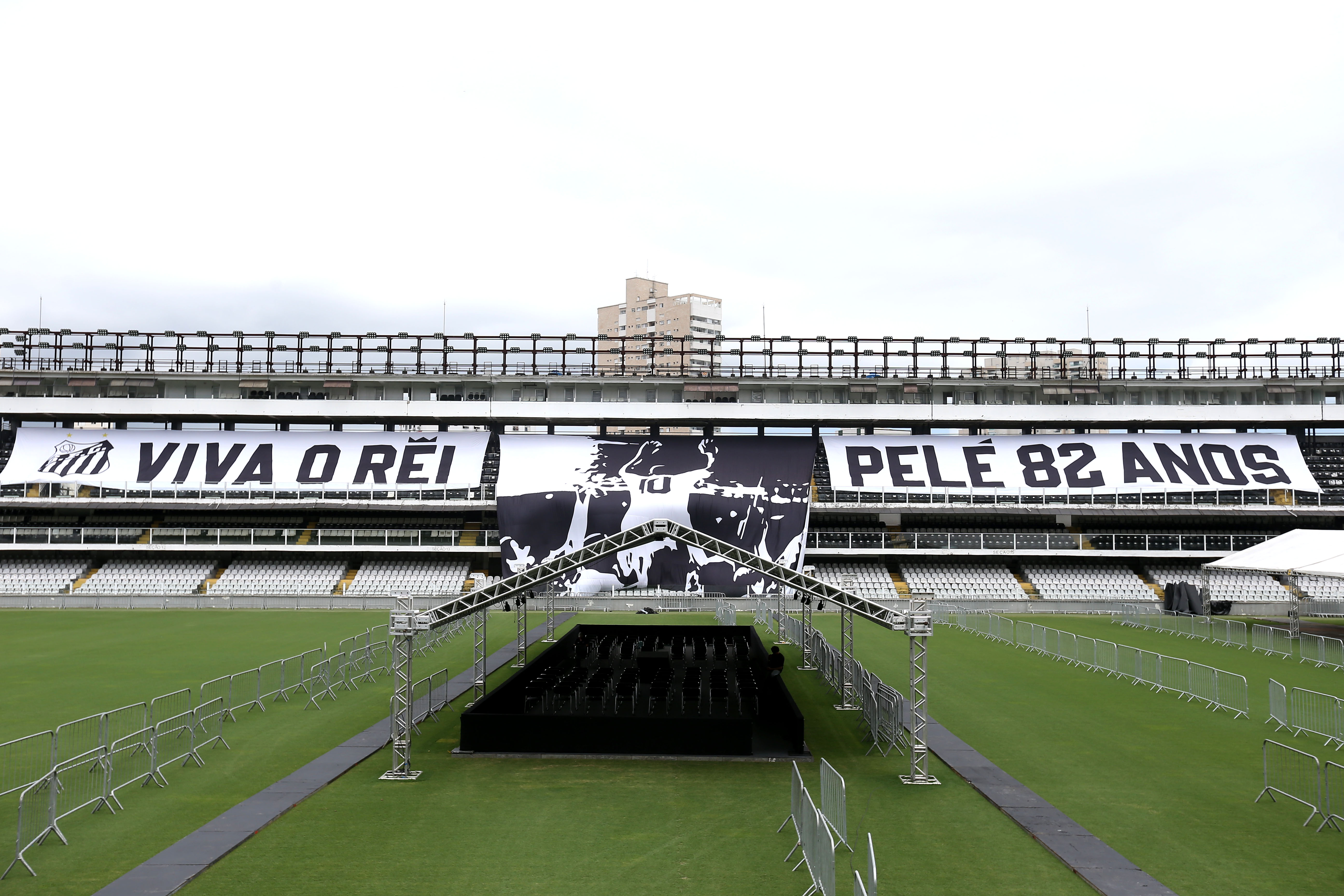 BRA01. SANTOS (BRASIL), 31/12/22.- Fotografía del estadio de Vila Belmiro, sede del club del Santos que se prepara para recibir al exjugador Pelé, el lunes 2 de enero, en la ciudad de Santos (Brasil). EFE/ Guilherme Dionizio.