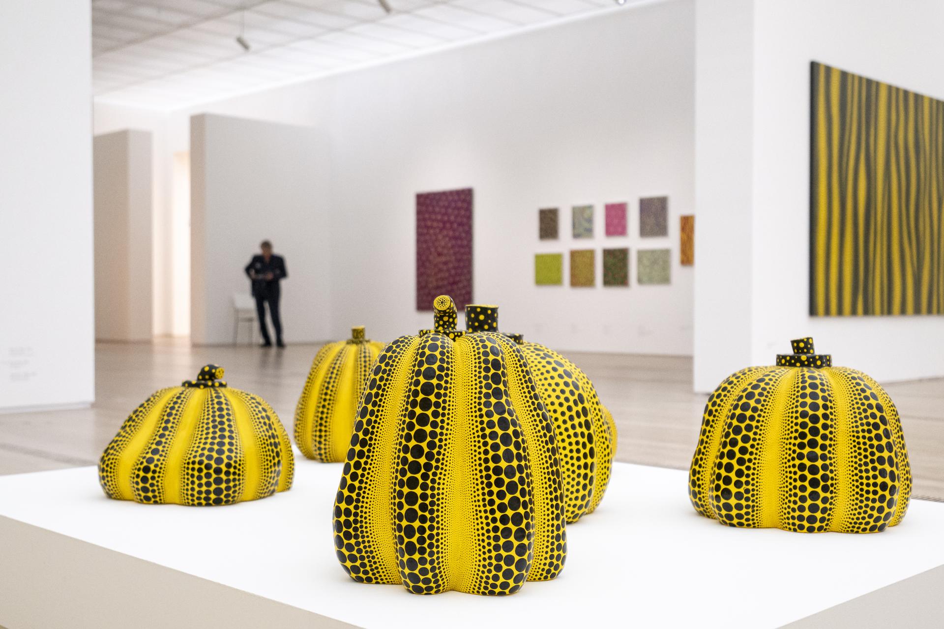 Riehen (Switzerland), 10/10/2025.- The artwork 'Pumpkin' of Japanese artist Yayoi Kusama is on display at the Fondation Beyeler in Riehen, Switzerland, 10 October 2025. The exhibition runs from 12 October 2025 to 25 January 2026. (Suiza) EFE/EPA/ANDREAS BECKER