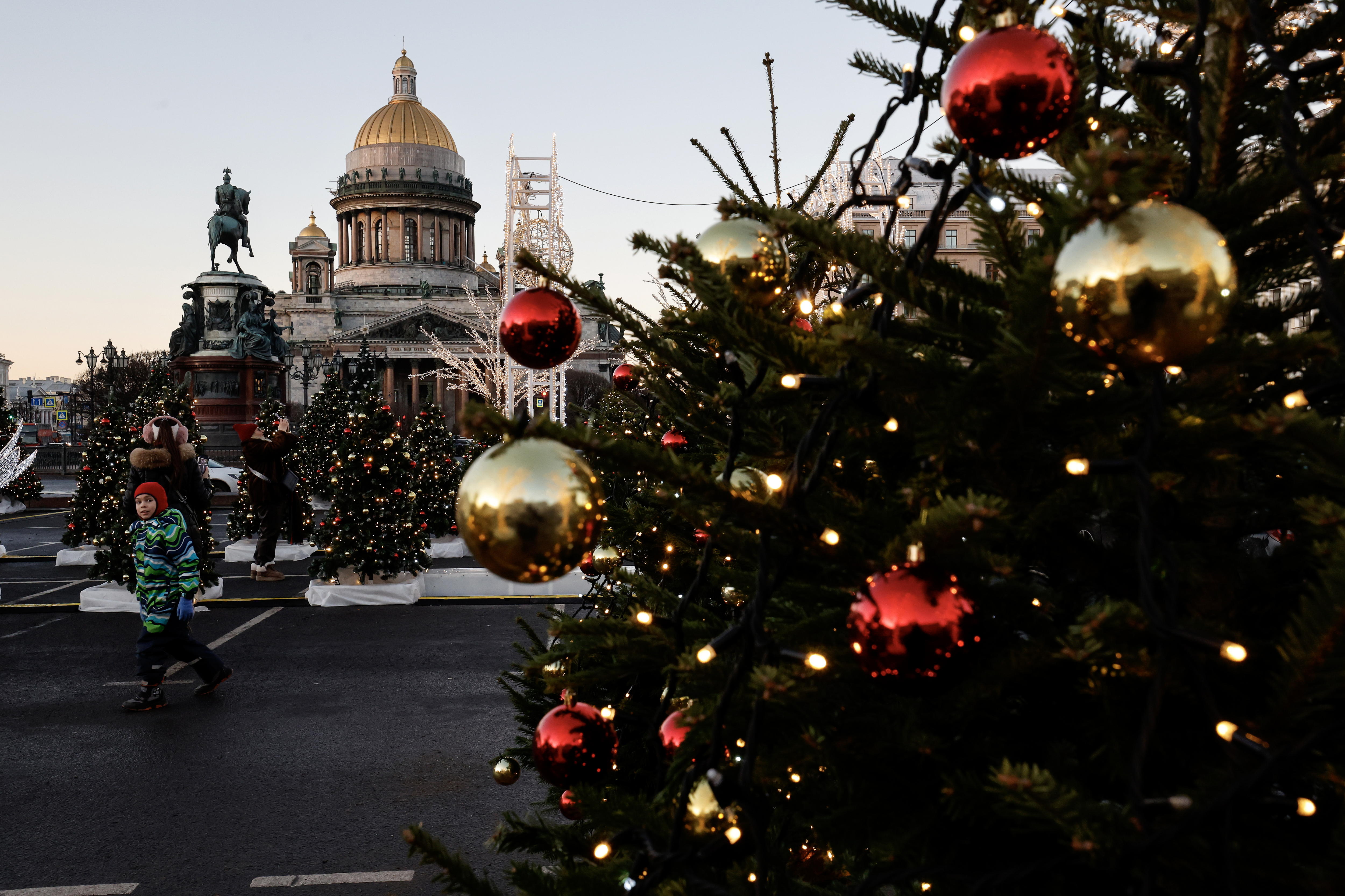 St. Petersburg (Russian Federation), 11/12/2024.- People walk among seasonal decorations in the Winter Garden on the Blue bridge, on display for the upcoming New Year and Christmas celebrations, with St. Isaac's Cathedral in the background, in St. Petersburg, Russia, 11 December 2024. Russians are preparing to celebrate New Year's Eve on 31 December 2024 and Orthodox Christmas, on 07 January 2025. (Rusia, San Petersburgo) EFE/EPA/ANATOLY MALTSEV