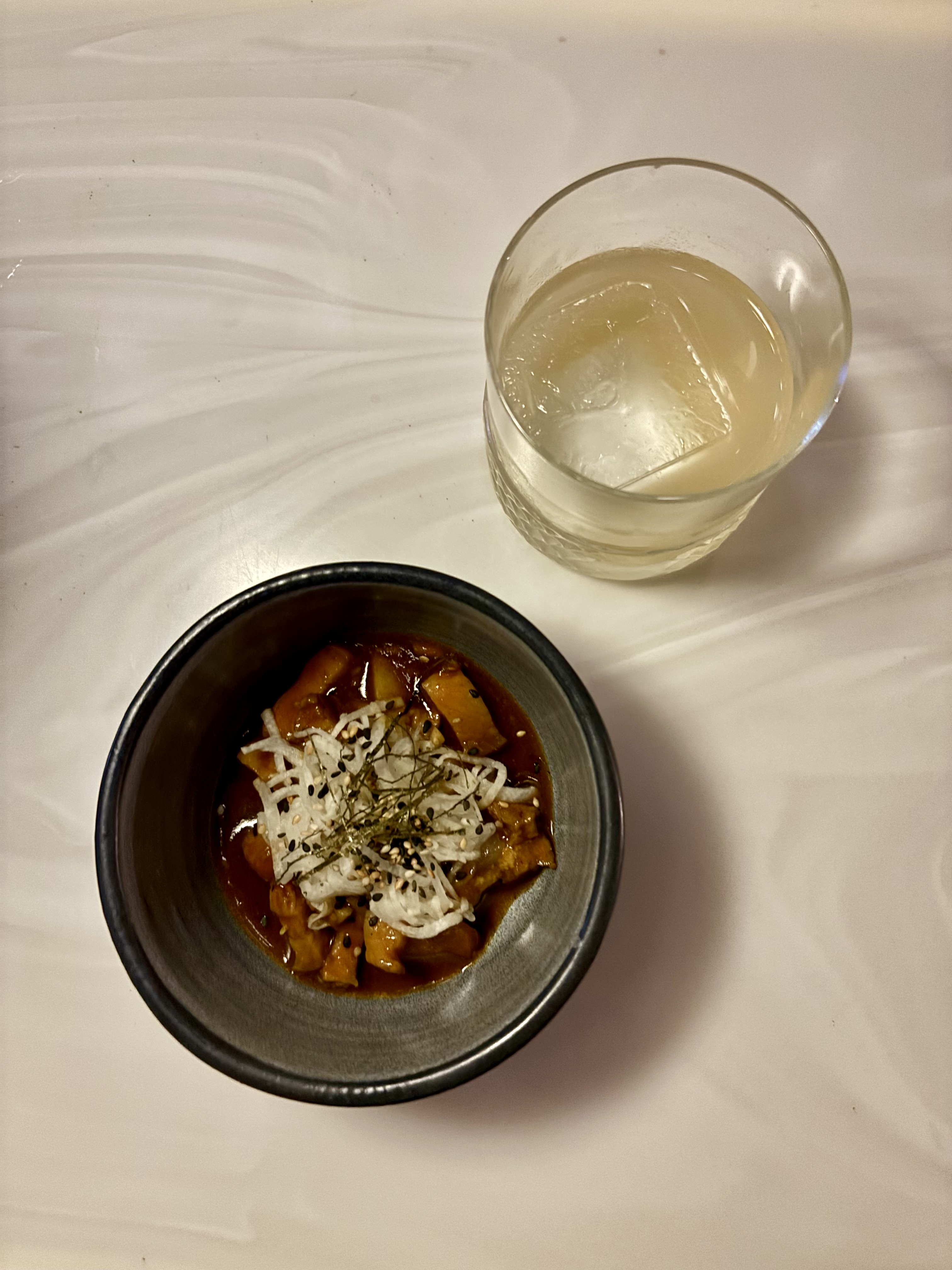 Plato a cargo de Humo Negro: papada de cerdo, jícama encurtida, puré de semillas de calabaza y mangostino.