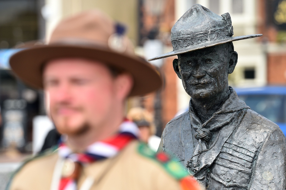 Retiran en Inglaterra estatua del fundador de Boy Scouts para evitar que sea atacada