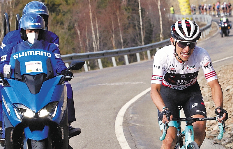 GRAFCAT473. PORT AINE (LLEIDA), 24/03/2021.- El ciclista colombiano Esteban Chaves del equipo Bike Exchange en la Vuelta a Cataluña EFE/Toni Albir