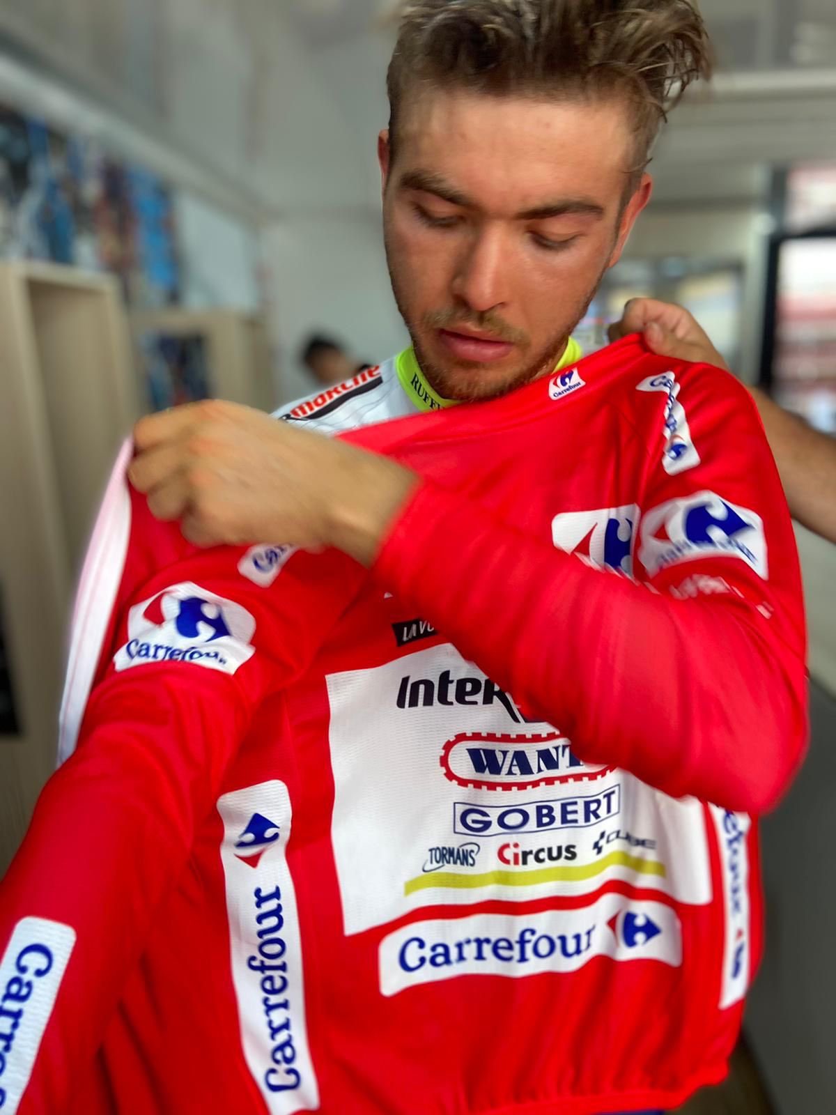 Odd Christian Eiking ya luce la camiseta roja de líder.