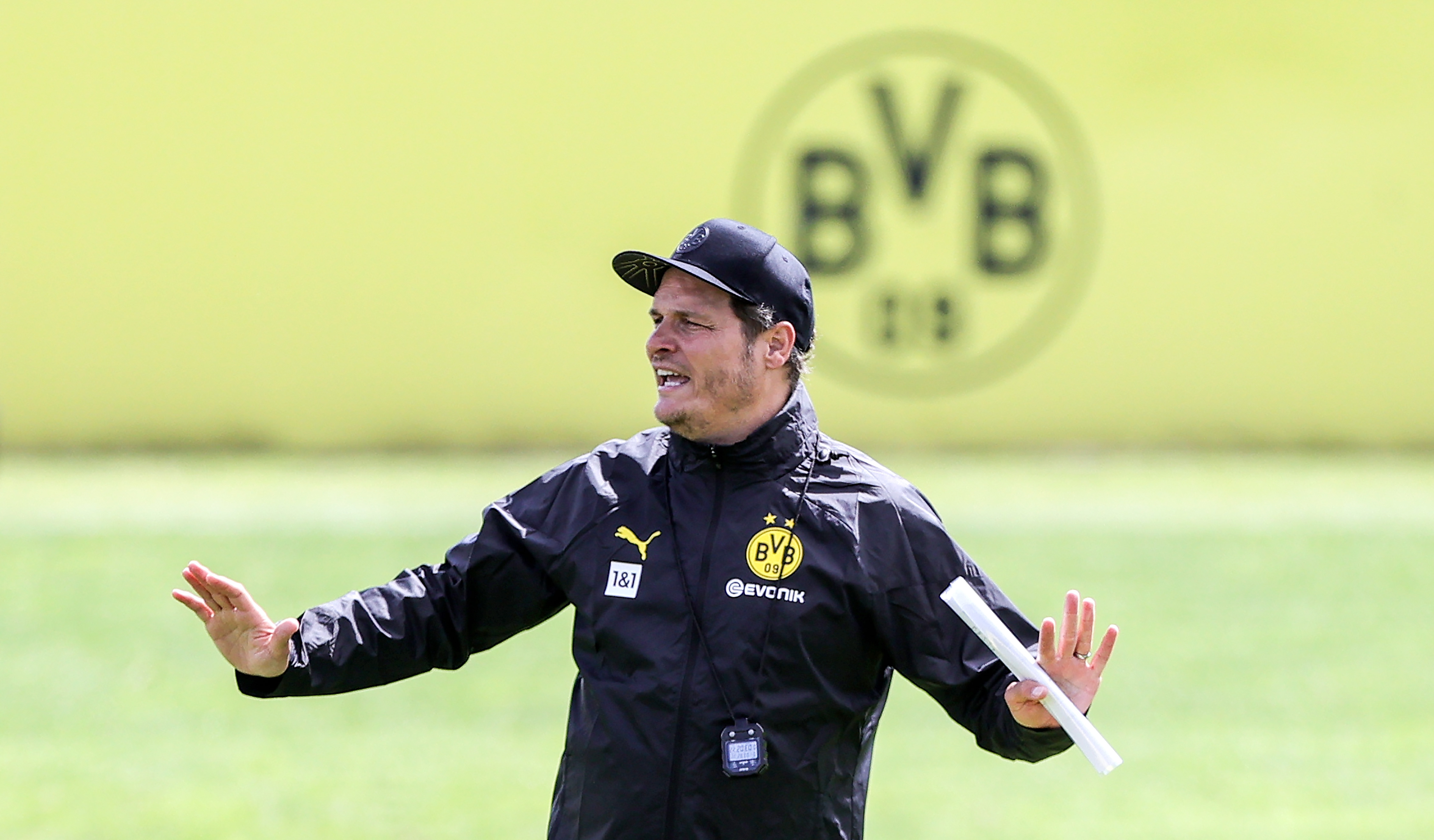 Dortmund (Alemania), 28/05/2024.- Edin Terzic, entrenador del Dortmund, hace gestos durante la sesión de entrenamiento del equipo en el día Abierto de los Medios de Comunicación de la UEFA, antes de la final de la Liga de Campeones de la UEFA en Dortmund, Alemania, este martes. El Borussia Dortmund se enfrentará al Real Madrid en la final de la UEFA Champions League el 1 de junio de 2024 en Londres. EFE/ Friedemann Vogel