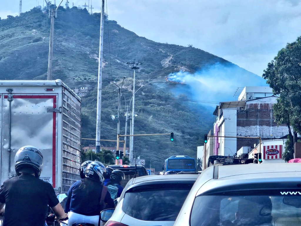 Bomberos controlaron incendio forestal en el cerro de las Tres Cruces en Cali