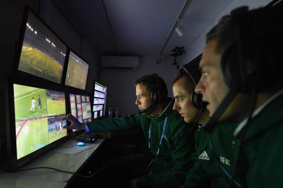 FIFA selecciona 13 árbitros VAR y explicará en pantallas gigantes sus decisiones