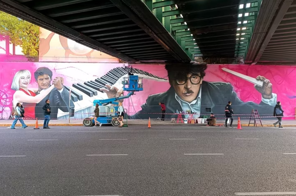 La obra fue realizada por el artista Alfredo Segatori, quien ya había retratado al futbolista argentino.