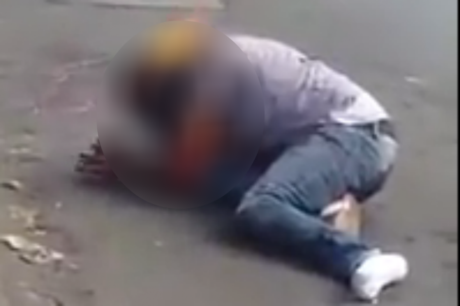 Grupo de personas golpean y queman a presunto ladrón en Caracas