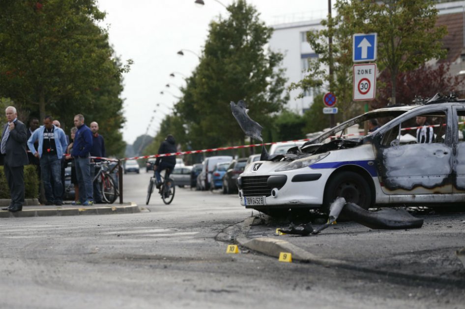 Cuatro policías heridos en Francia con bombas Molotov, lanzadas por un grupo de personas