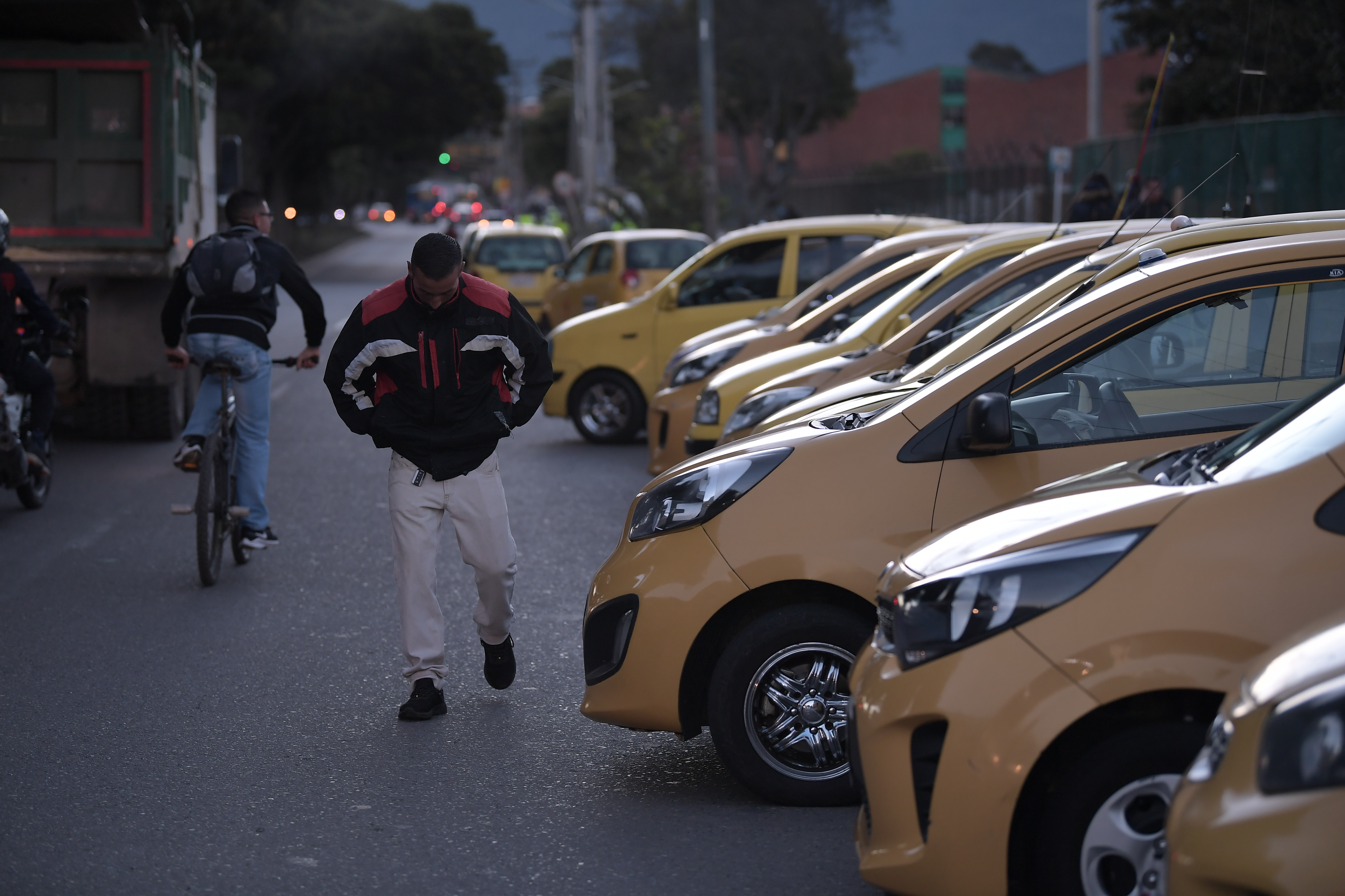Paro de taxis en Bogotá, en contra de Uber y aplicaciones de transporte, agresión, manifestaciones y plan tortuga.