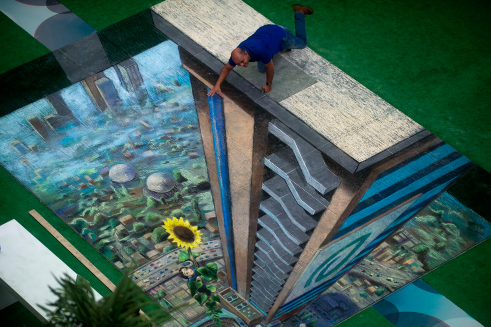Artista británico dibuja obra de arte en 3D en Medellín