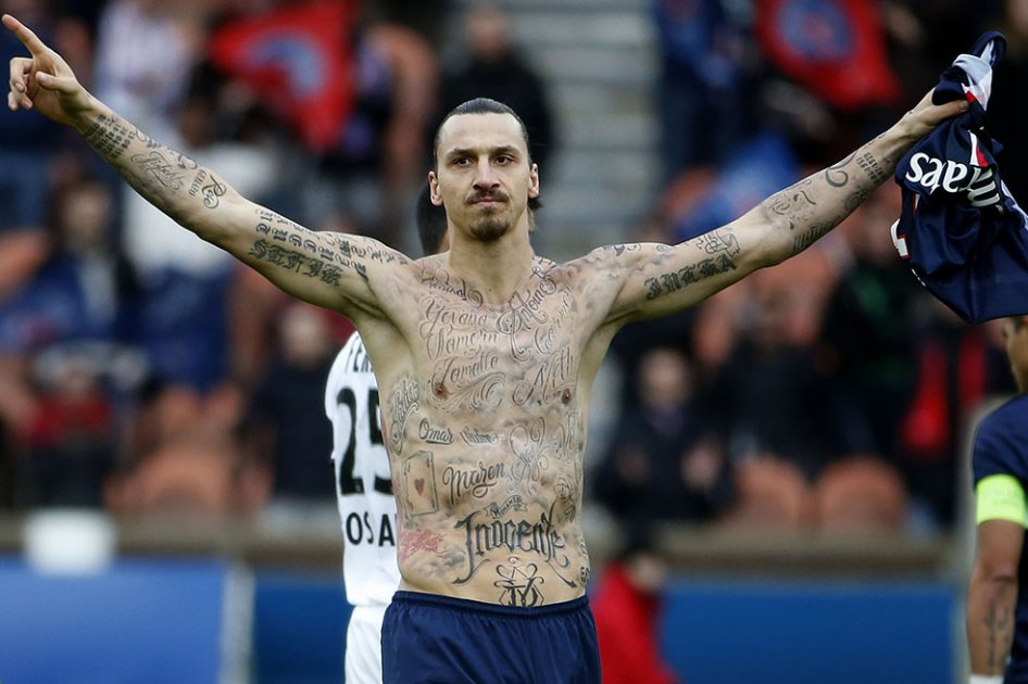 Ibrahimovic se tatúa para combatir el hambre en el mundo