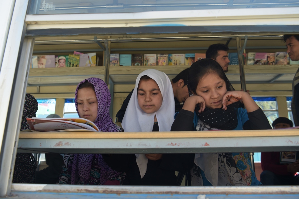 El bus en Kabul que hace de librería para llevar lectura a los niños