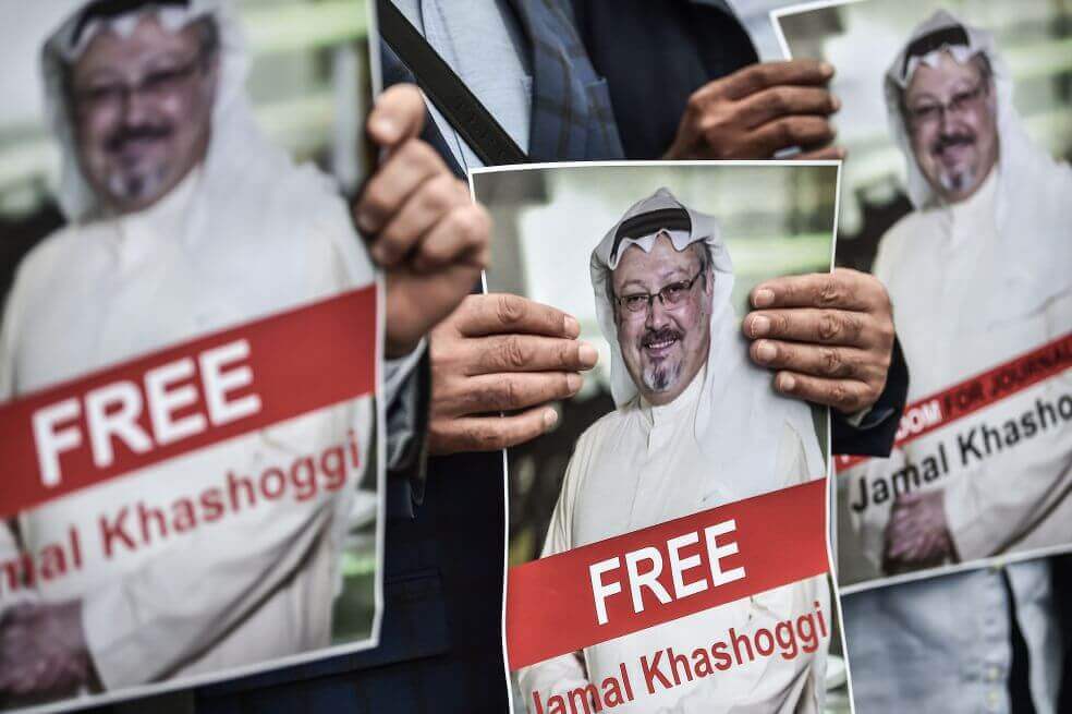 Protestantes turcos posan con retratos del periodista Jamal Khashoggi, en Estambul.  / AFP