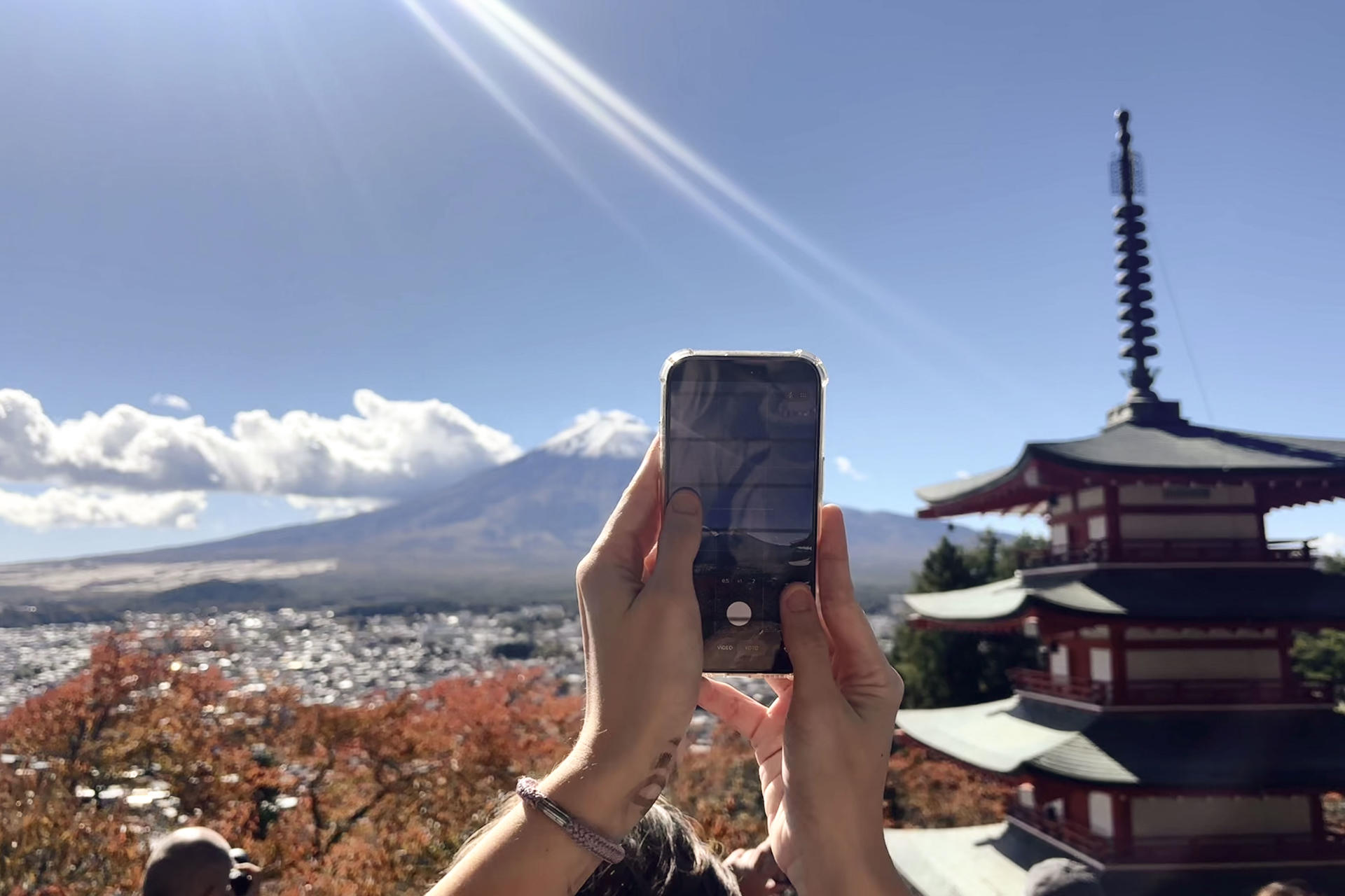 FUJIKAWAGUCHIKO (JAPÓN), 01/07/2026.- Fotografía tomada el 3 de noviembre de 2025. Uno de los paisajes más conocidos del pueblo de Fujikawaguchiko, una localidad cercana al Monte Fuji, la emblemática montaña que este miércoles inicia su temporada de ascensos entre debates por su regulación y una masificación turística en aumento. EFE/ Pilar Bernal Zamora
