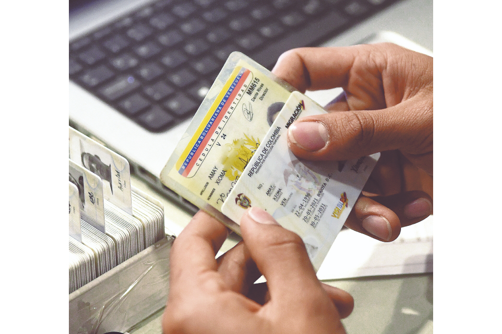 Con doble ciudadanía, pero sin cédula