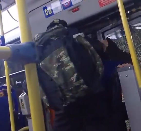 Músico en Transmilenio rompió las puertas porque no le dieron dinero (video)