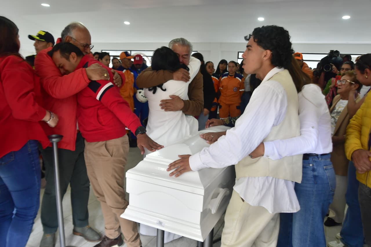 Los familiares de Valeria Afanador recibiendo el apoyo de la comunidad en medio del difícil momento.