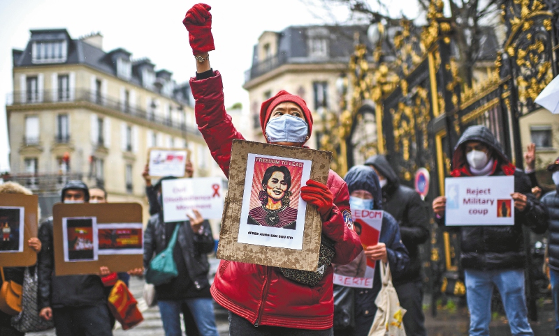 En medio de críticas internacionales, la condena de Suu Kyi se redujo a dos años