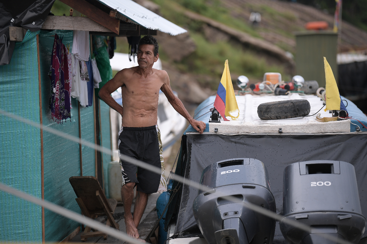 Las lanchas recortan muchas veces los tiempos de viaje entre San José del Guaviare y las veredas ribereñas de Meta y Guaviare.Mauricio Alvarado - El EspectadorLa promesa del defensor del Pueblo, entre varias, fue hacer las gestiones para que la Agencia Nacional de Tierras (ANT) llegara con su institucionalidad, al menos, a San José del Guaviare, pues los campesinos hoy tienen que recorrer centenares de kilómetros e invertir cantidades de dinero que no tienen para llegar hasta las oficinas de Villavicencio o, en los casos más extremos, hasta Bogotá, para tramitar solicitudes que, por lo general, no tienen respuestas. El jueves de la semana pasada, la ANT anunció la inauguración de un Punto de Atención de Tierras en el centro de la capital del Guaviare, a donde llegó con 26 resoluciones de adjudicación de predios a la Gobernación para instituciones educativas.